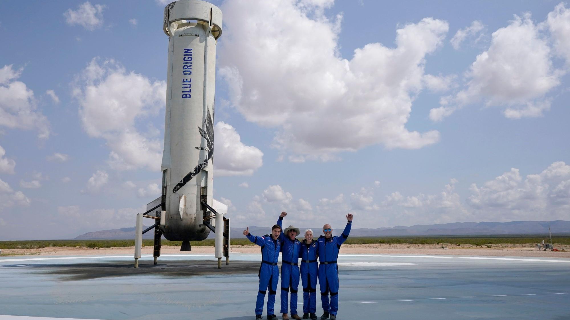 Oliver Daemen (l-r), aus den Niederlanden, Jeff Bezos, Gründer von Amazon und des Weltraumtourismus-Unternehmens Blue Origin, Wally Funk, ehemalige US-Pilotin, und Mark Bezos, Bruder von Jeff Bezos, stehen nach der Landung für ein Foto zusammen.