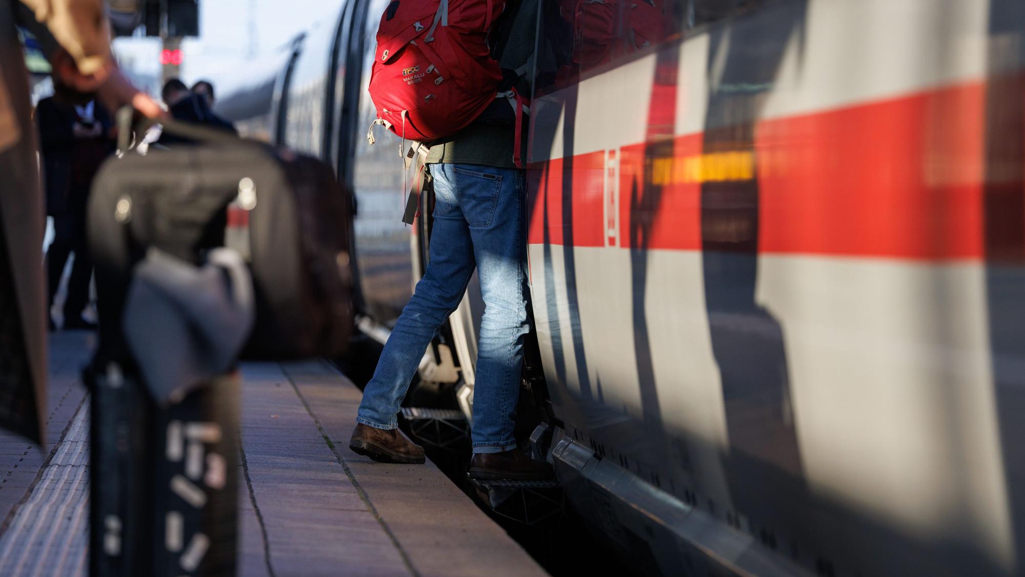 Die Reisezeit bei der Bahn in NRW kann sich nicht nur in der Ferienzeit durch Verspätungen verlängern.