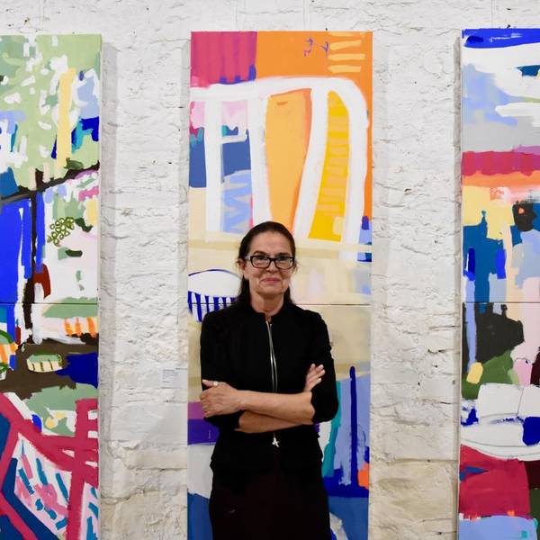 Luzia Sassen steht vor mehreren Kunstwerken.