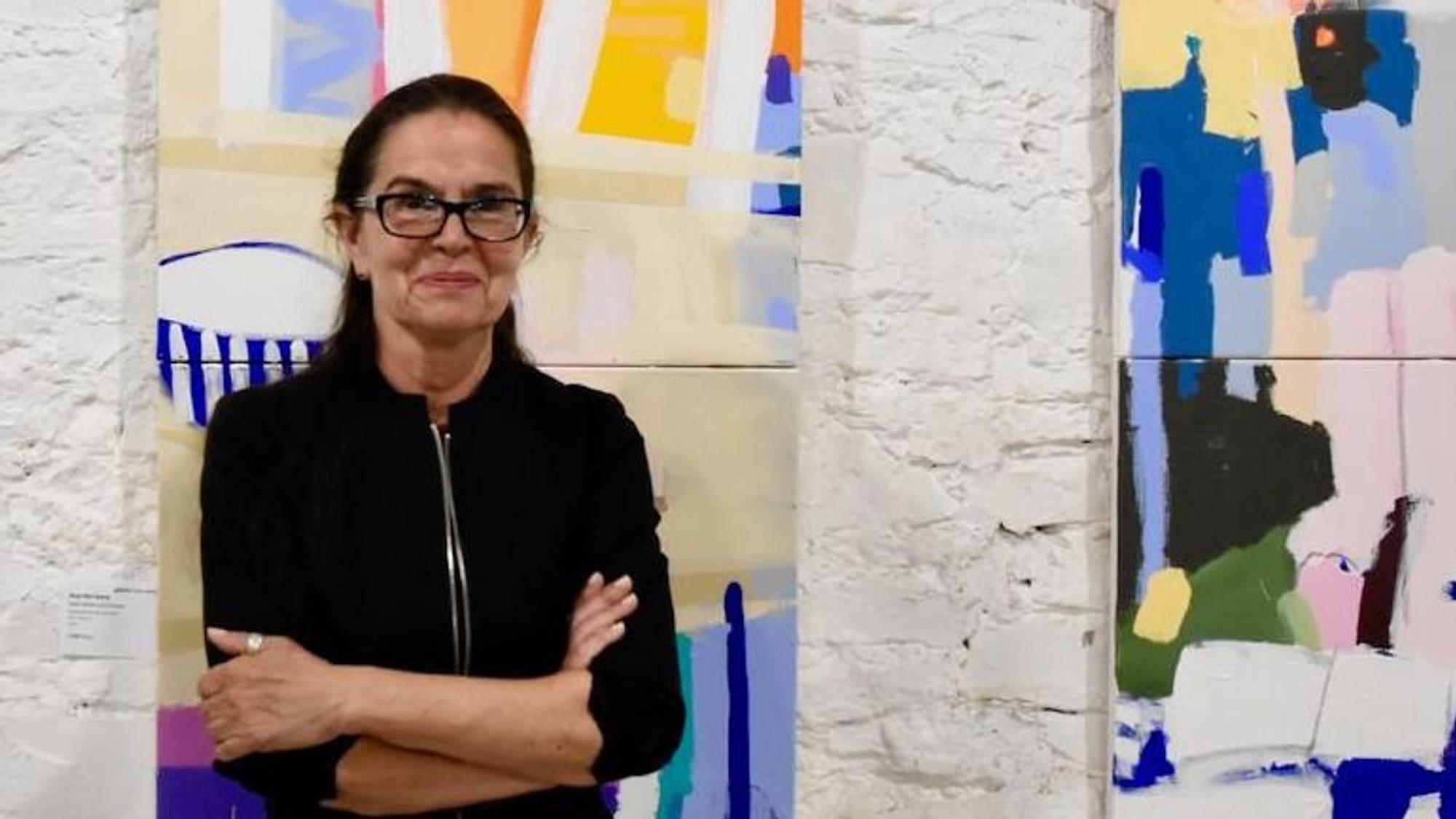 Sommerausstellung in Eitorf: Galeristin Luzia Sassen vor Bildern von Anja Nürnberg.