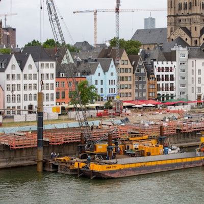 Die Konstruktion hängt wie ein Balkon fünf Meter über die Rheinufermauer hinaus.