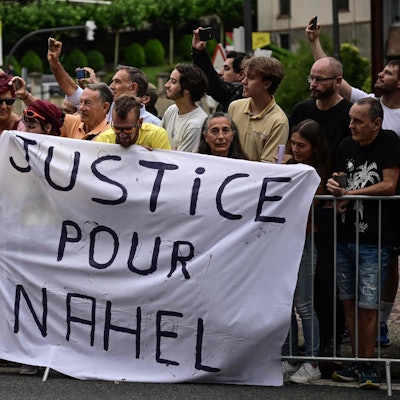 "Justice for Nahel“ steht auf einem Banner am Streckenrand der Tour de France