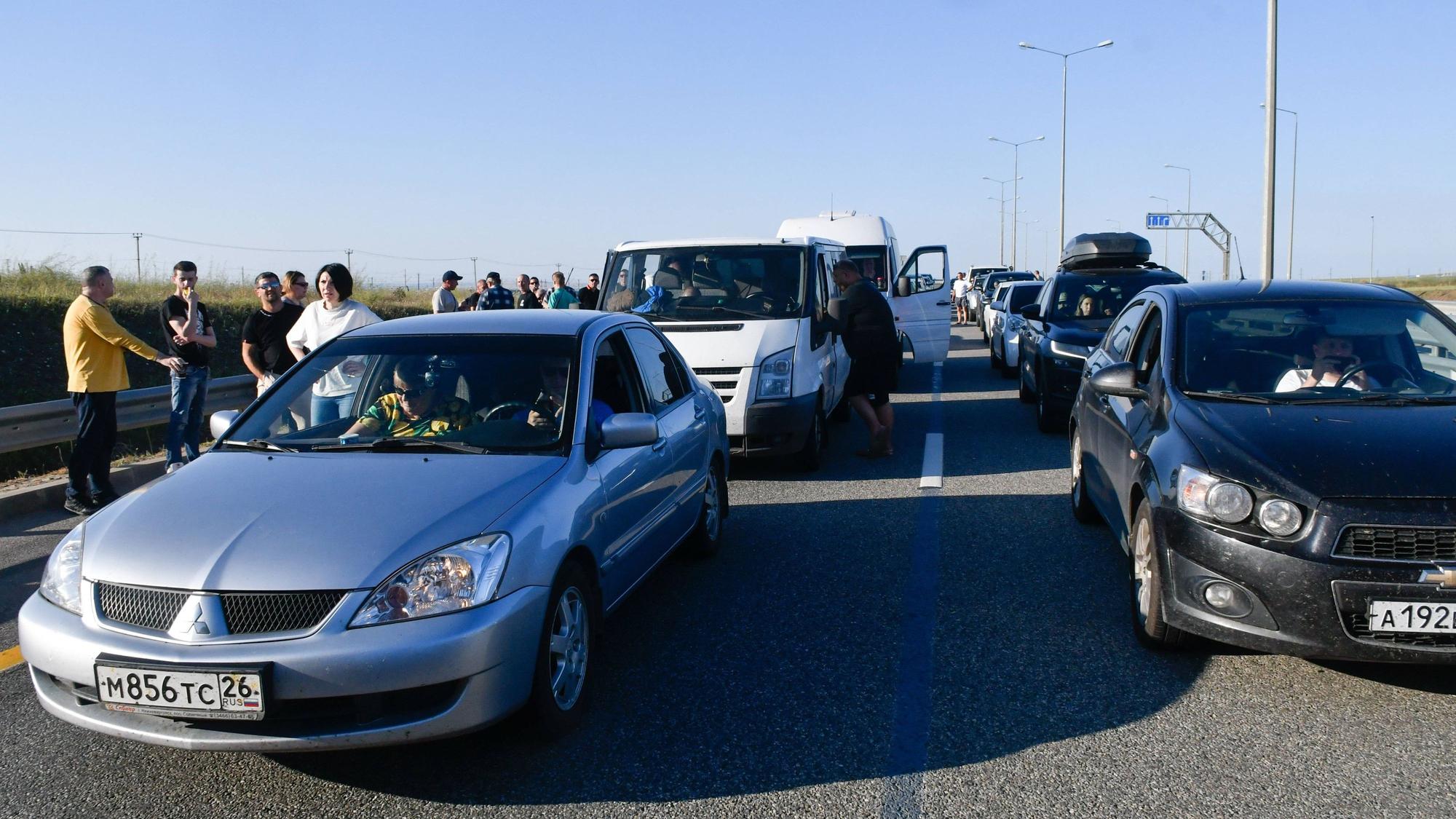 Viele Autos stehen im Stau, einige Fahrer und Urlauber sind ausgestiegen.