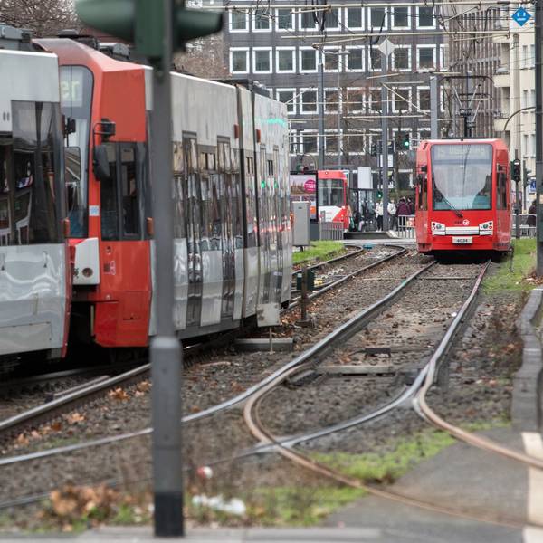 Straßenbahnen vor dem Barbarossaplatz