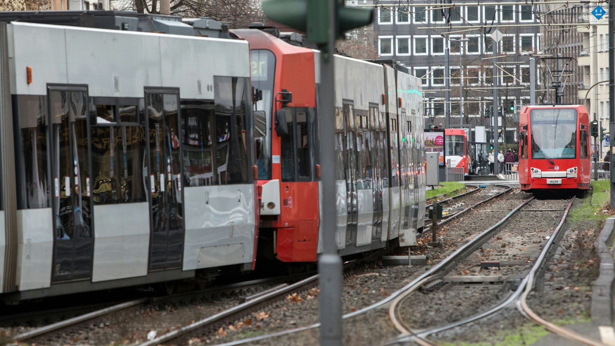 Straßenbahnen vor dem Barbarossaplatz