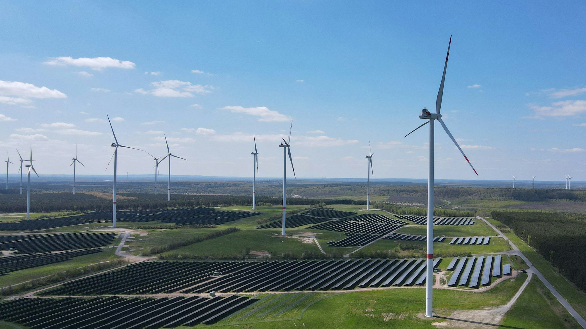 Auf der Hochfläche in Klettwitz bei Schipkau (Landkreis Oberspreewald-Lausitz) stehen viele Windenergieanlagen und mehrere Solarparks (Luftaufnahme mit einer Drohne).