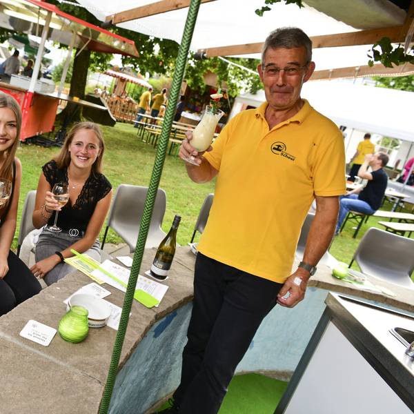 Franz-Josef Sauermann Wein serviert einen Cocktail.