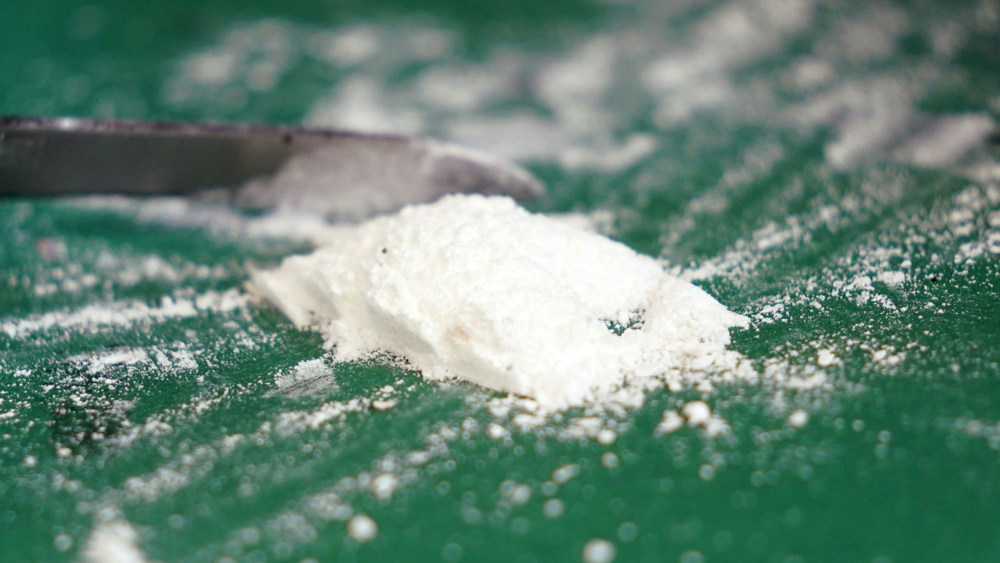 Das Foto zeigt einen kleinen Haufen Kokain.