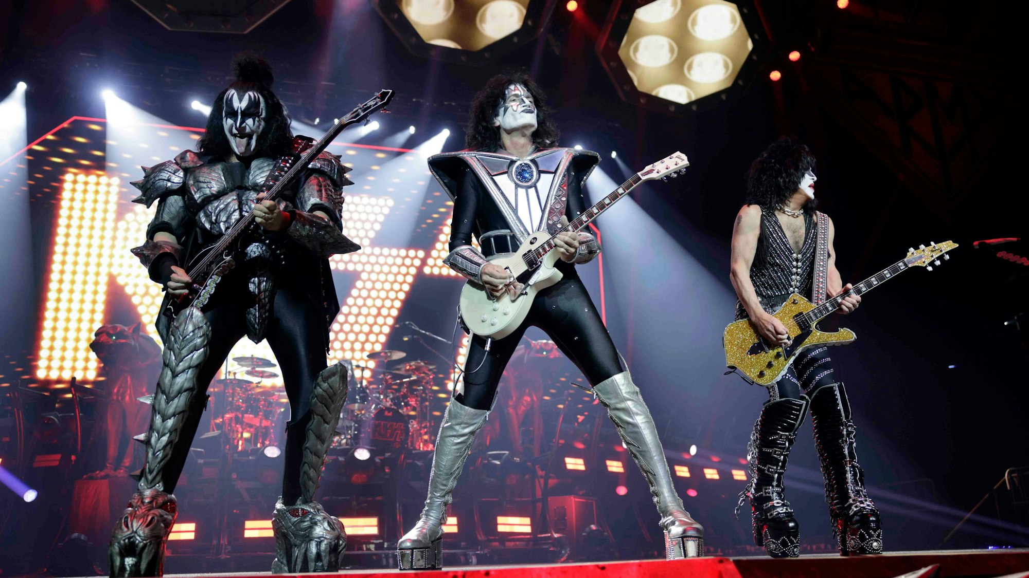 Paul Stanley (The Starchild, Gesang, Rhythmusgitarre), Gene Simmons (The Demon, Gesang, Bass), Tommy Thayer (The Spaceman, Leadgitarre, seit 2002) und Eric Singer (The Cat, Schlagzeug)
am 02. Juli 2023
in der Lanxess Arena