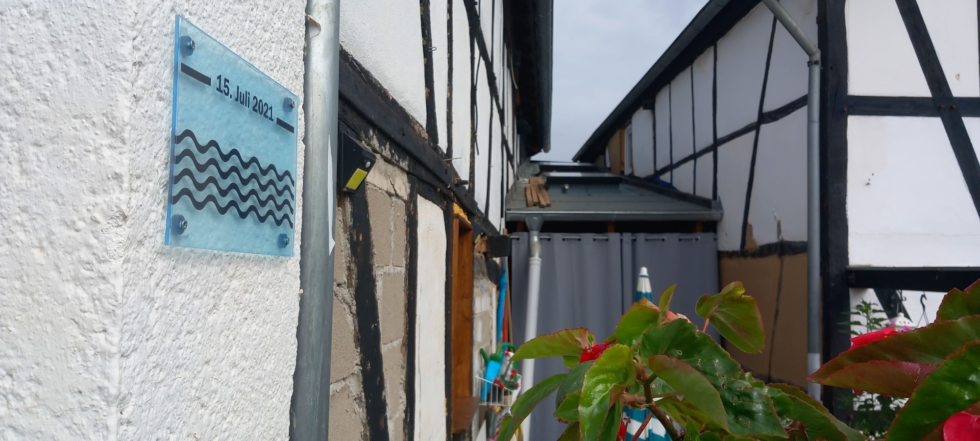 Am Haus von Erna von der Stein korrespondiert eine Flutmarke mit dem zerstörten Fachwerk ihres Geburtshauses.