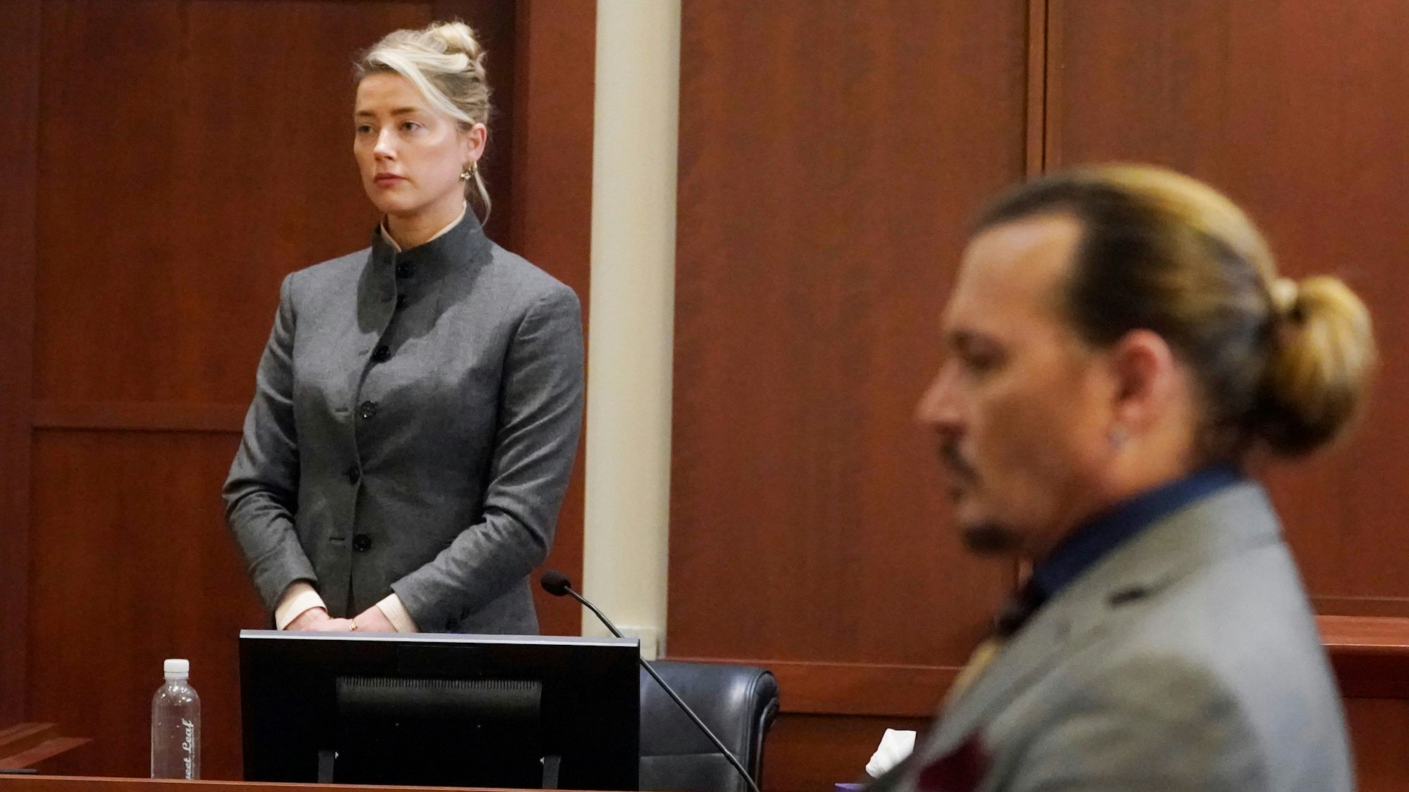 Amber Heard und Johnny Depp im Gerichtssaal des Fairfax County Circuit Courthouse.