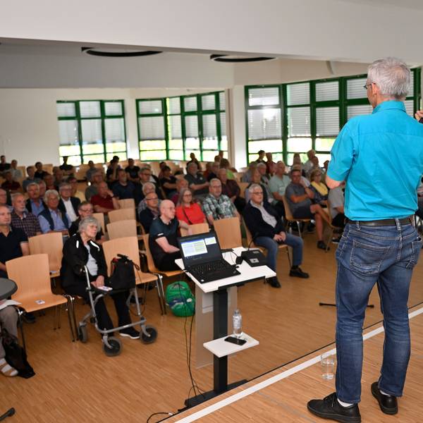 Bürgerhaus Overath, Veranstaltung "Wärmepumpe" der Bürgerstiftung Umwelt und Klimaschutz mit Referent Dr. Peter Klafka.