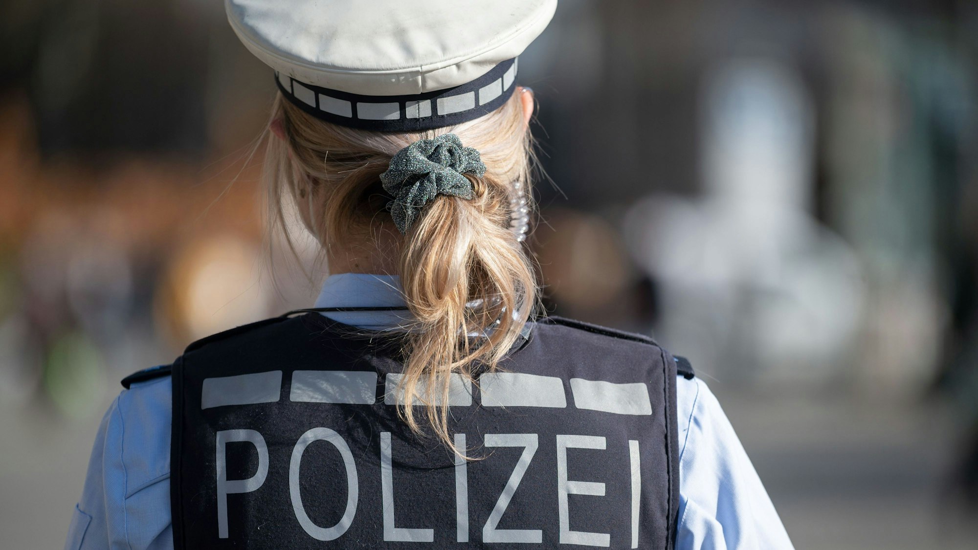 Eine Polizeibeamtin im Einsatz. (Symbolbild)