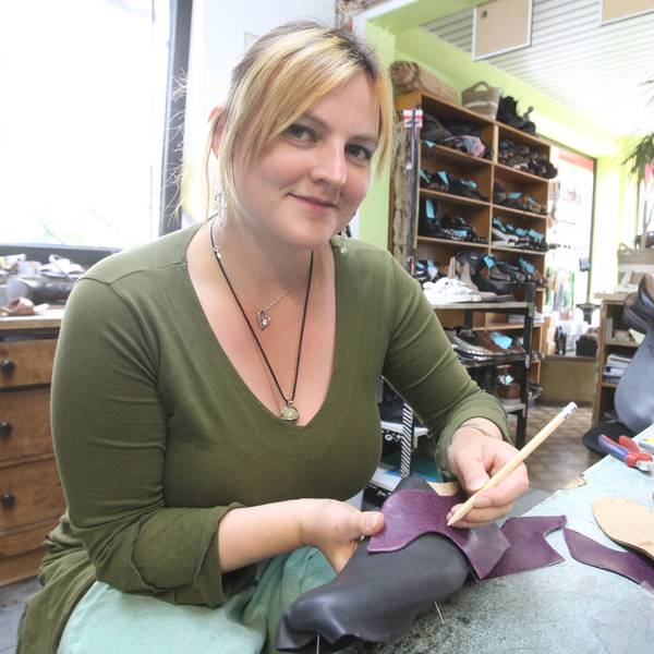 Nadine Weißenfels von der Schuhmacherei Becker werkelt an einem Schuh.