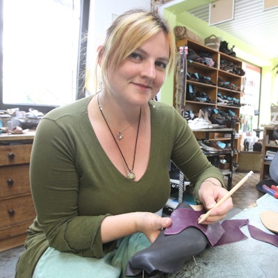 Nadine Weißenfels von der Schuhmacherei Becker werkelt an einem Schuh.