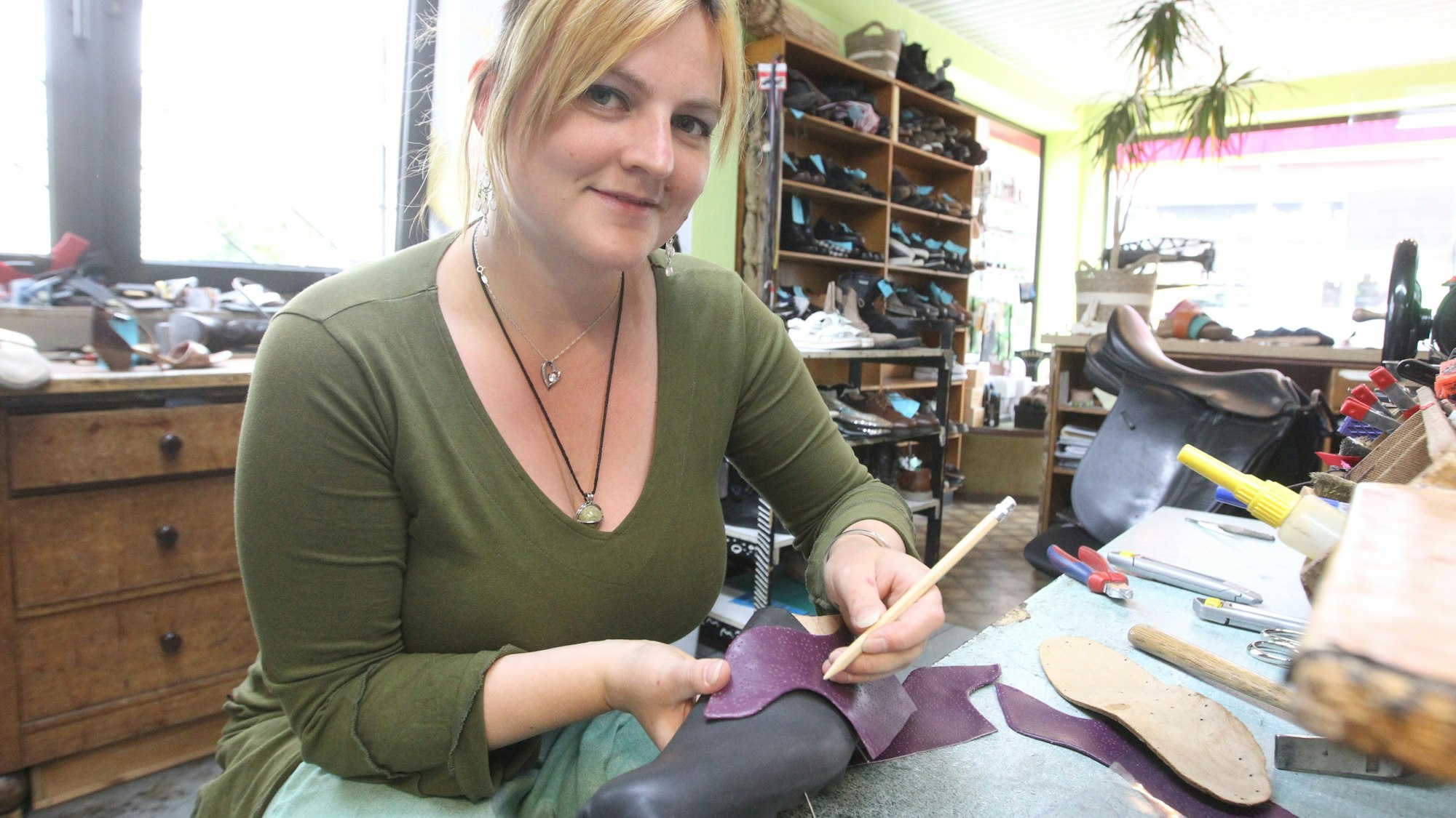 Nadine Weißenfels von der Schuhmacherei Becker werkelt an einem Schuh.