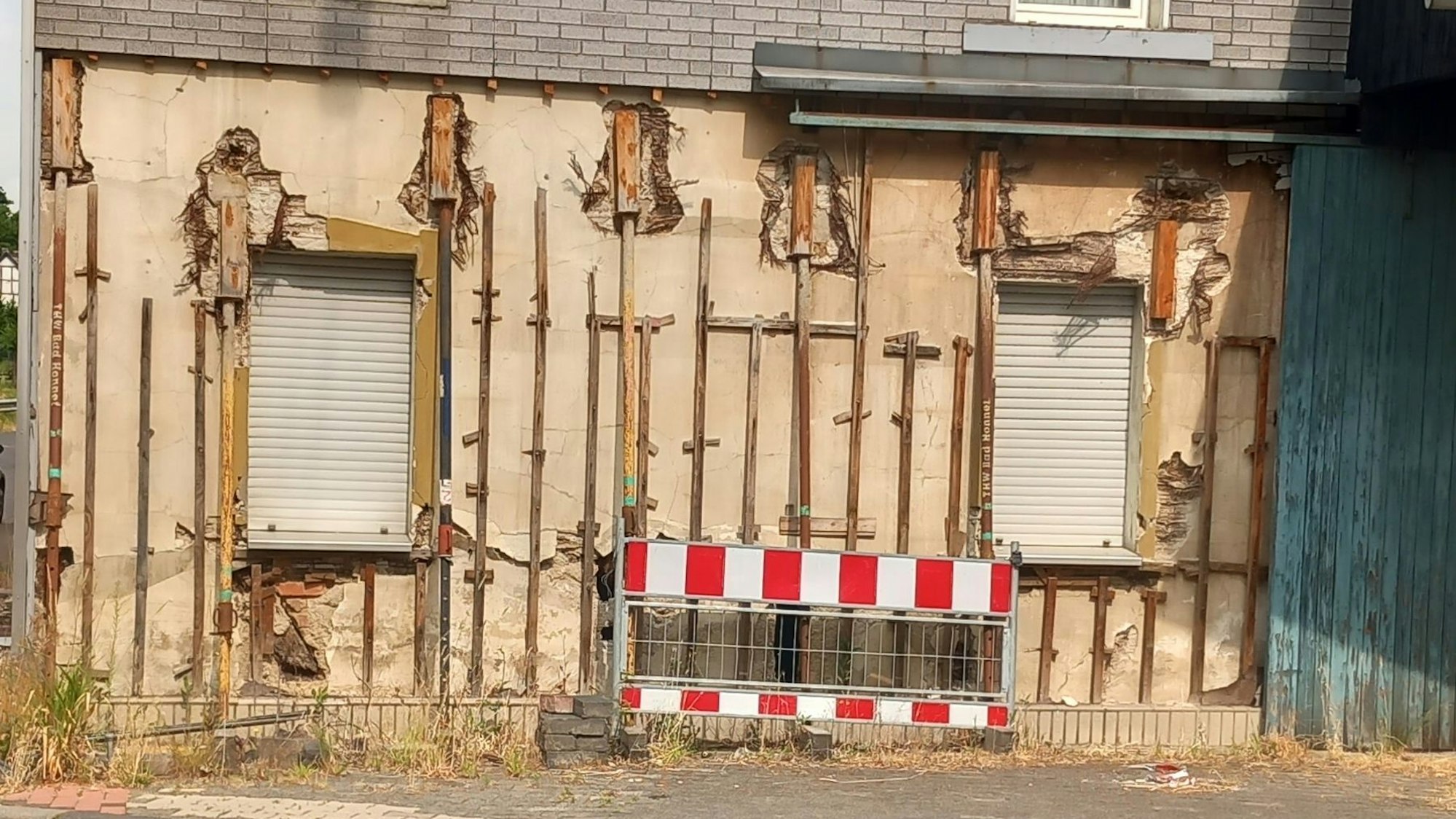 Ein Haus hat keine Fassade mehr.
