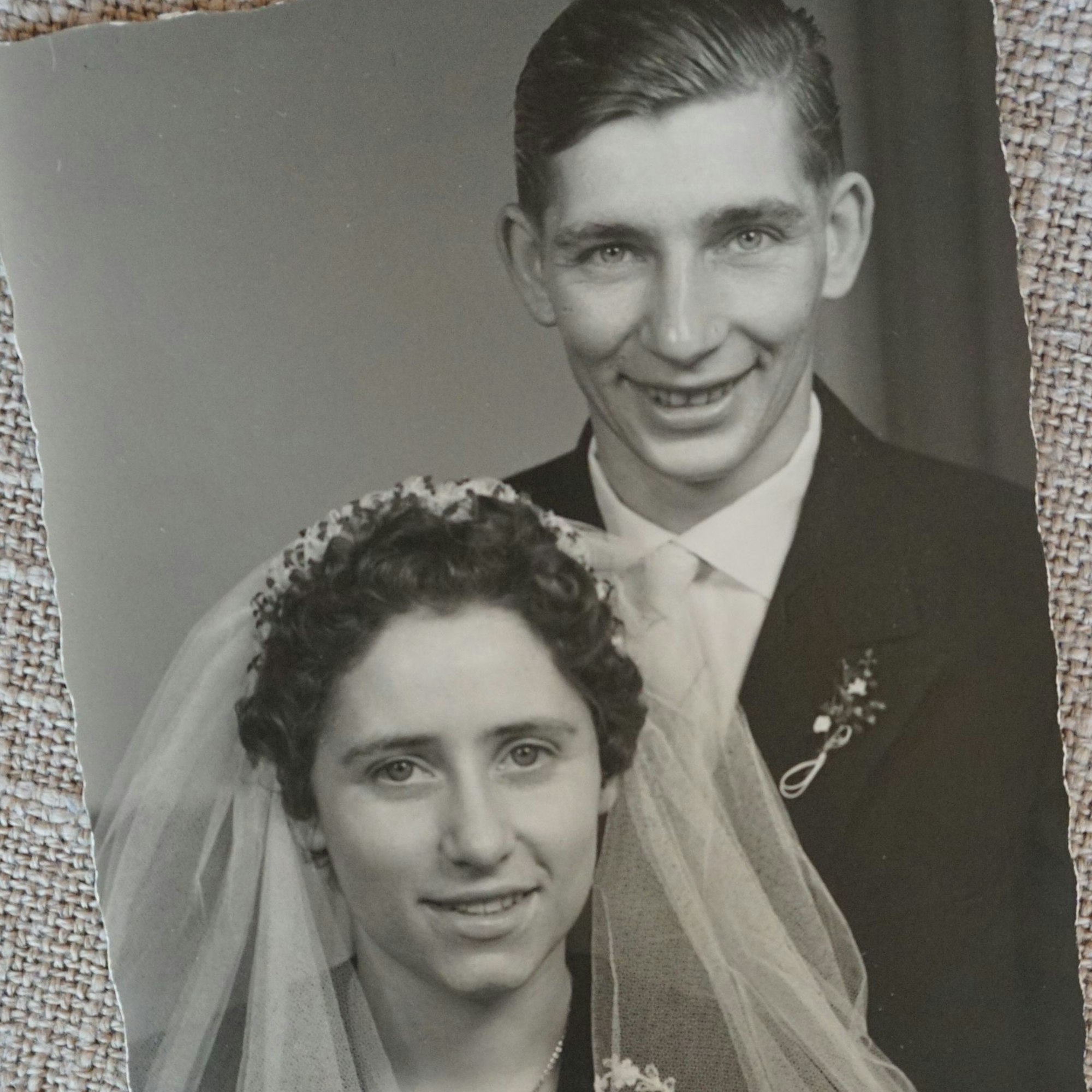 Das schwarz-weiße Hochzeitsfoto von Margret und Bernd Keßenich liegt auf dem Tisch. Darauf sind zwei junge glückliche Verheiratete zu sehen.