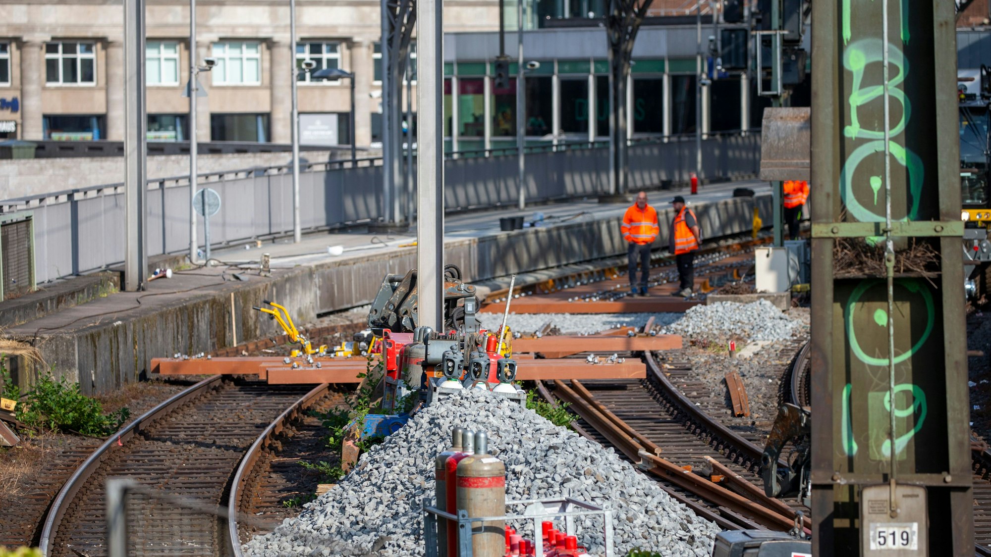 Schienenteile und Schotter liegen bei Bauarbeiten an der Einfahrt in den Kölner Hauptbahnhof.