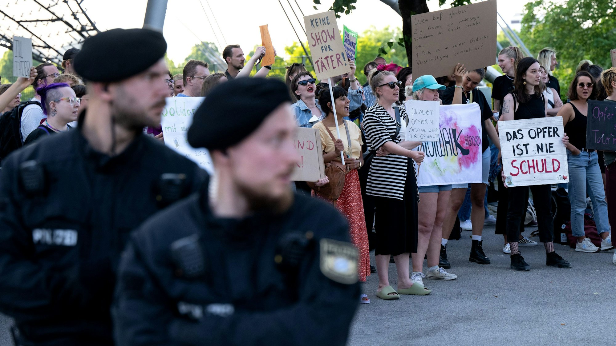 Aktivisten demonstrieren vor Beginn des Konzertes der Band Rammstein vor dem Stadion.