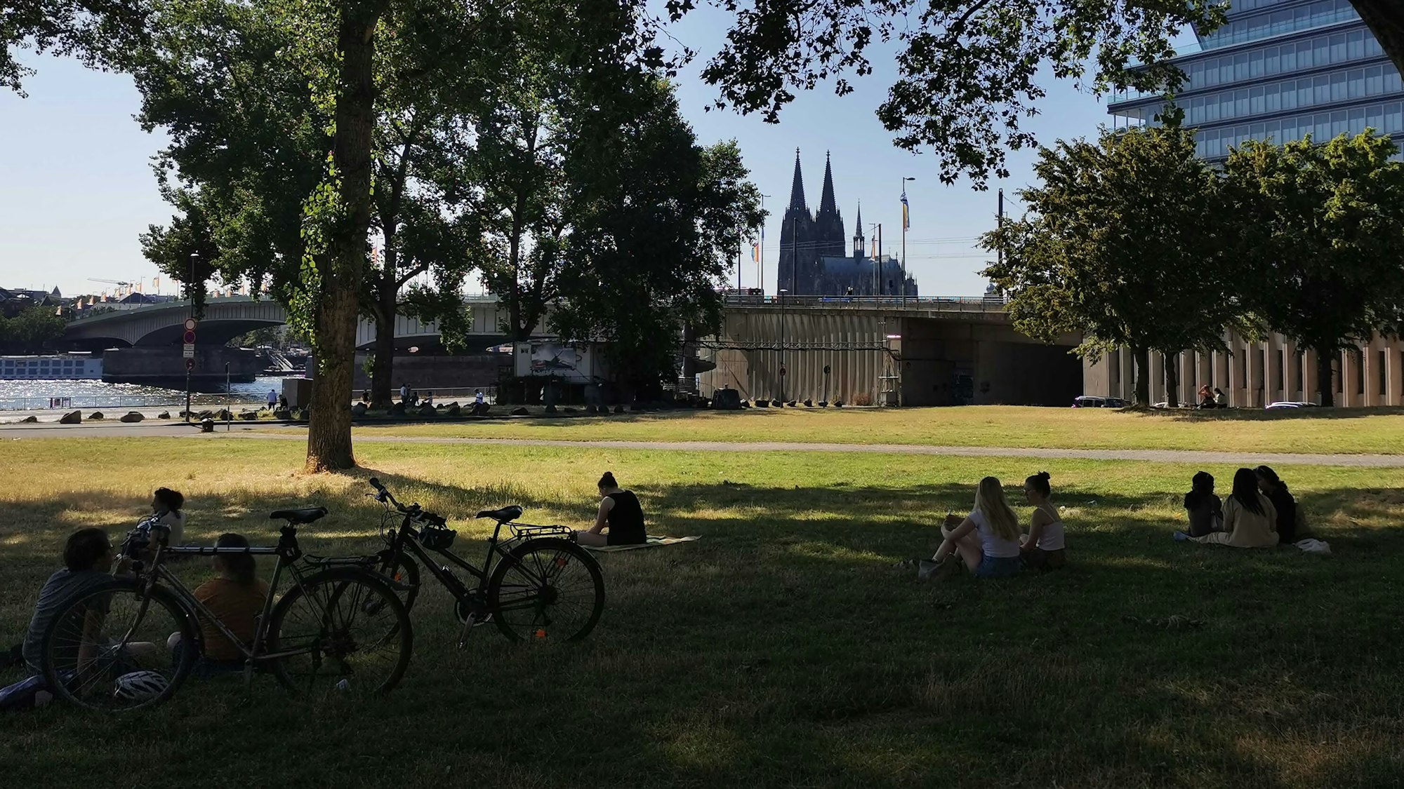 Nur noch Schatten, bitte: Am Wochenende wird es in Köln erneut sehr heiß werden. Die Zahl der Hitzetage nimmt zu.