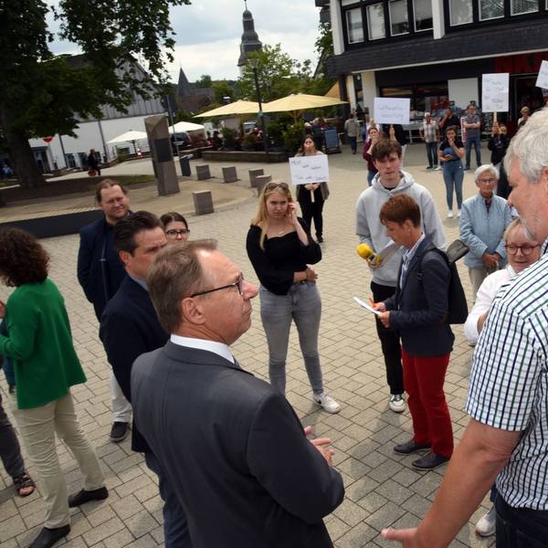 Blick auf den Nümbrechter Dorfplatz ds Monti Fahrdienst Auf dem Marktplatz in Nuembrecht Demo