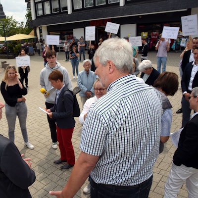Blick auf den Nümbrechter Dorfplatz ds Monti Fahrdienst Auf dem Marktplatz in Nuembrecht Demo