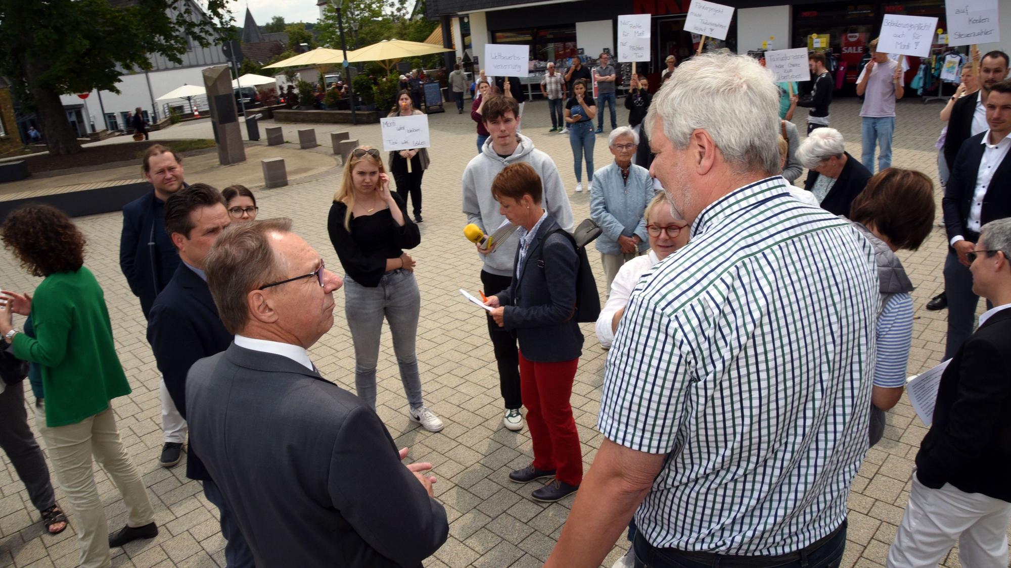 Blick auf den Nümbrechter Dorfplatz ds Monti Fahrdienst Auf dem Marktplatz in Nuembrecht Demo