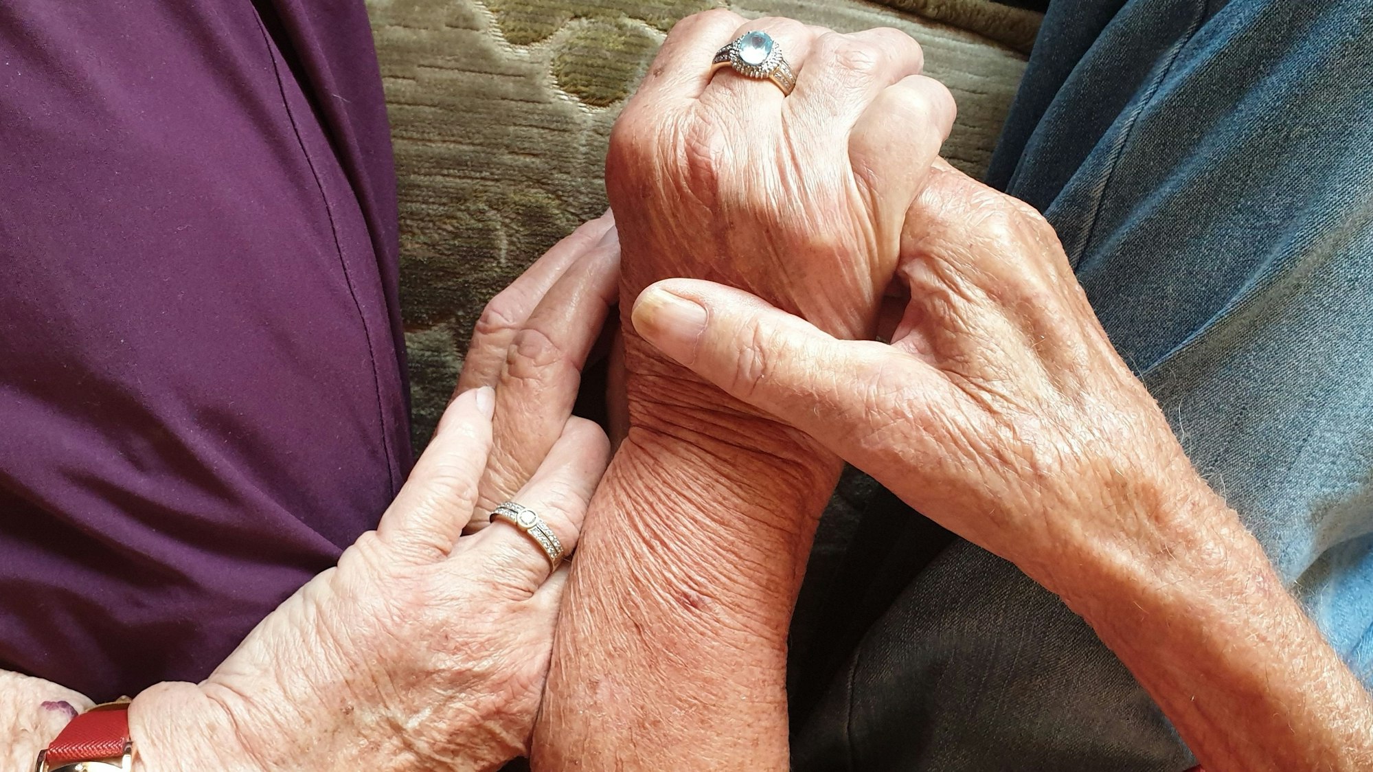 Die Hände von Margret und Bernd Keßenich greifen umeinander. Sie tragen beide einen Ring.