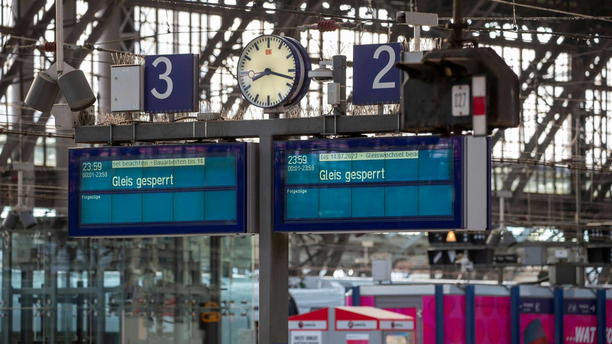 Anzeigetafeln im Kölner Hauptbahnhof zeigen Gleissperrungen an.