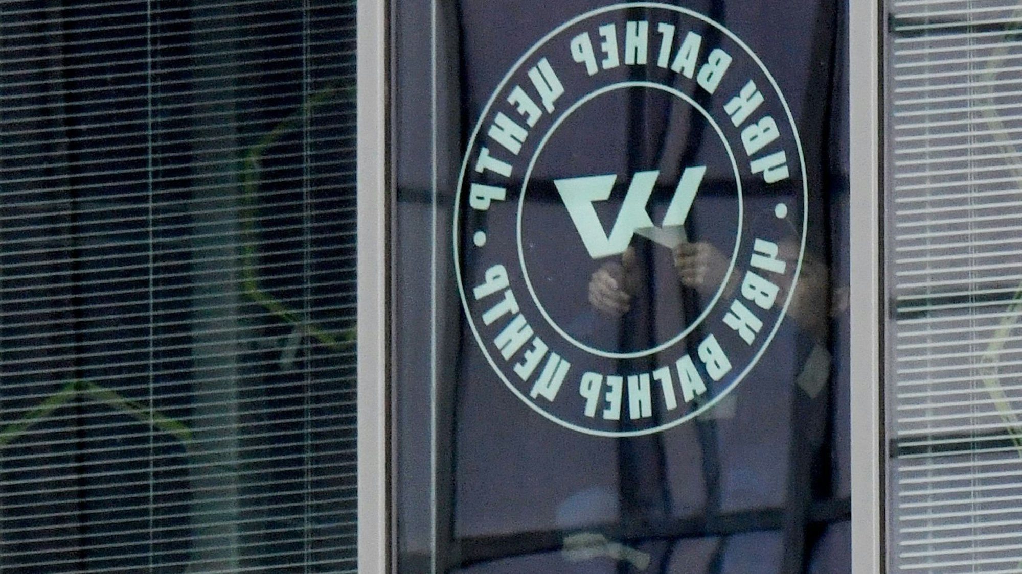 Das Logo der Wagner Group wird vom geschlossenen Büro in Sankt Petersburg entfernt.