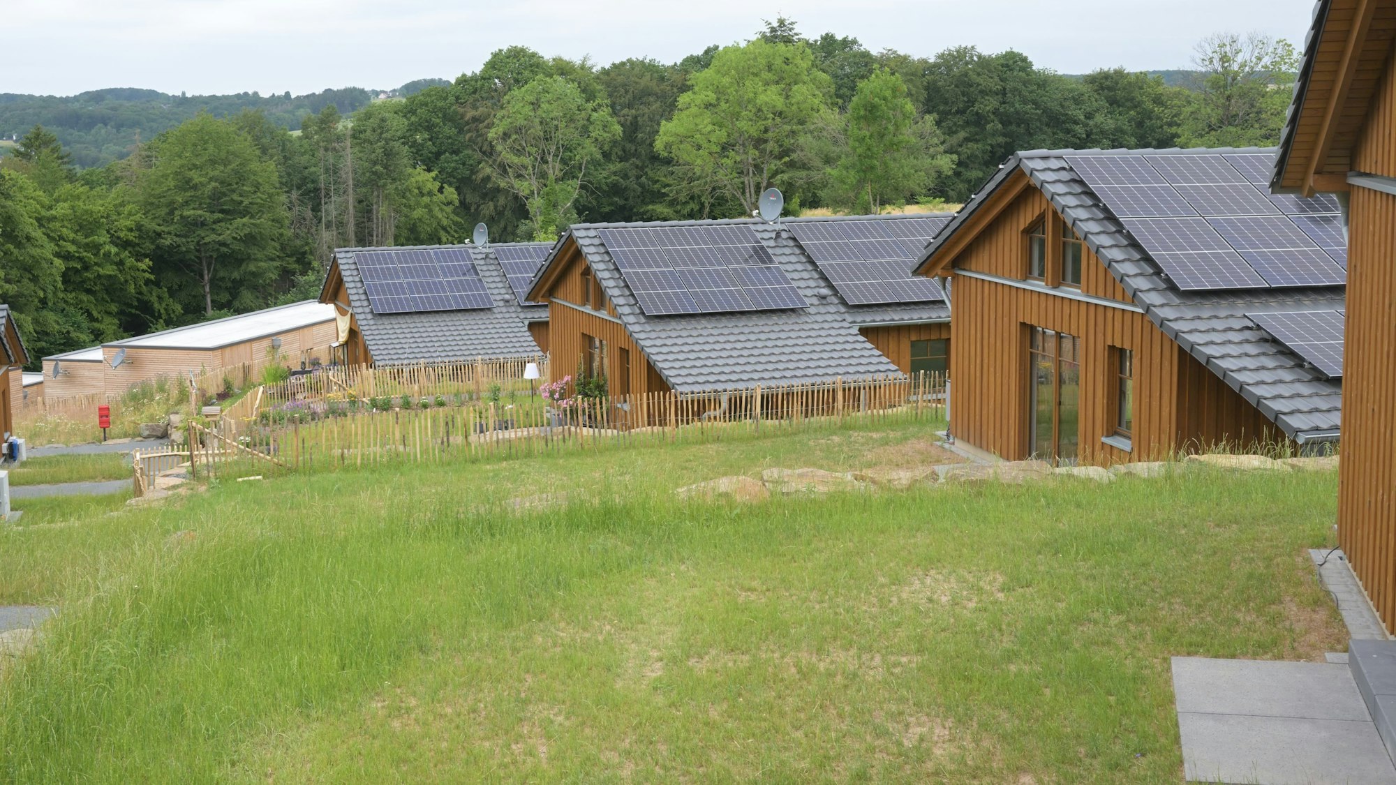 Auf dem Hasenberg stehen Holzhütten.