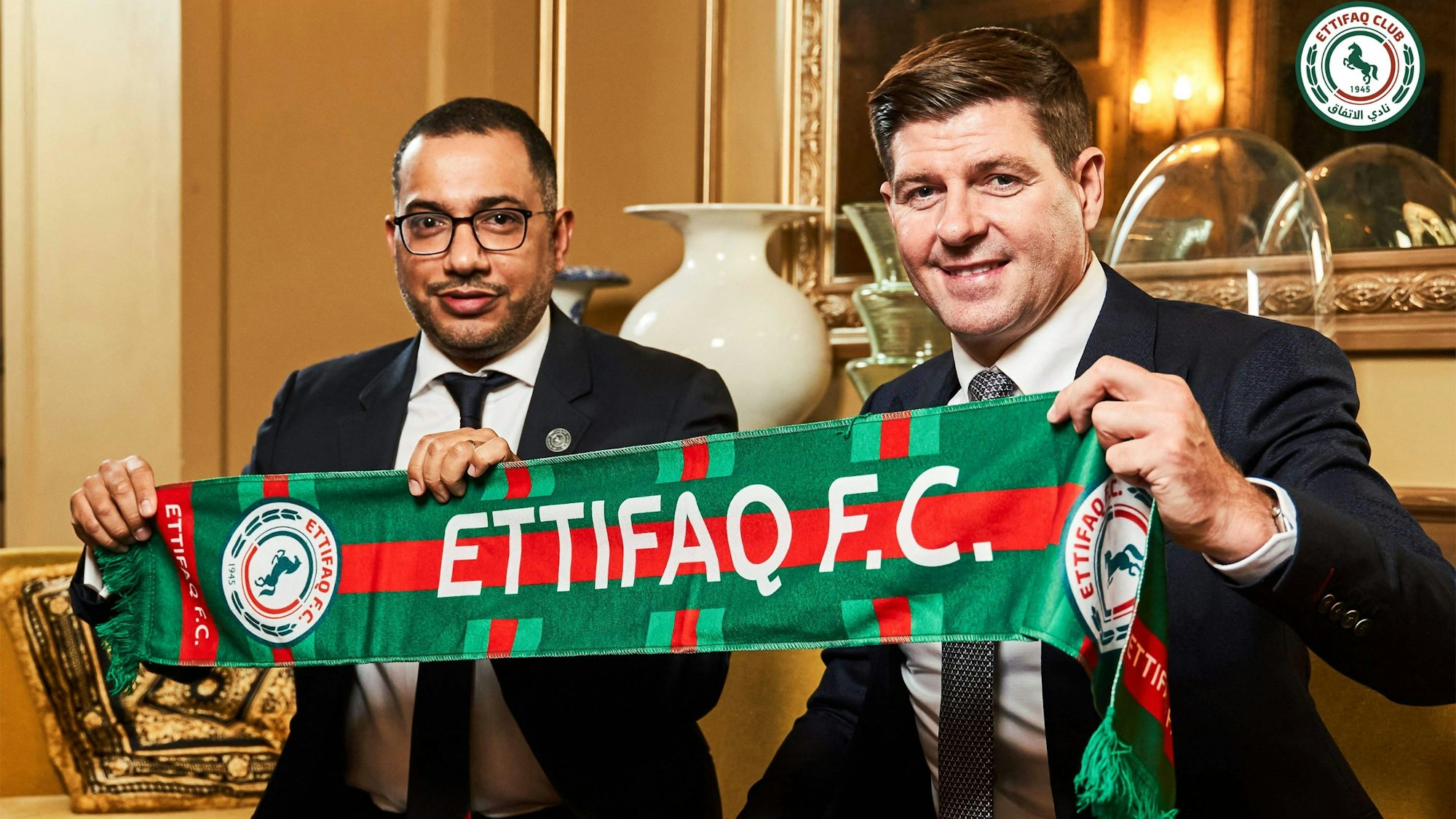 Steven Gerrard (R) mit Klubpräsident Khaled al-Debel