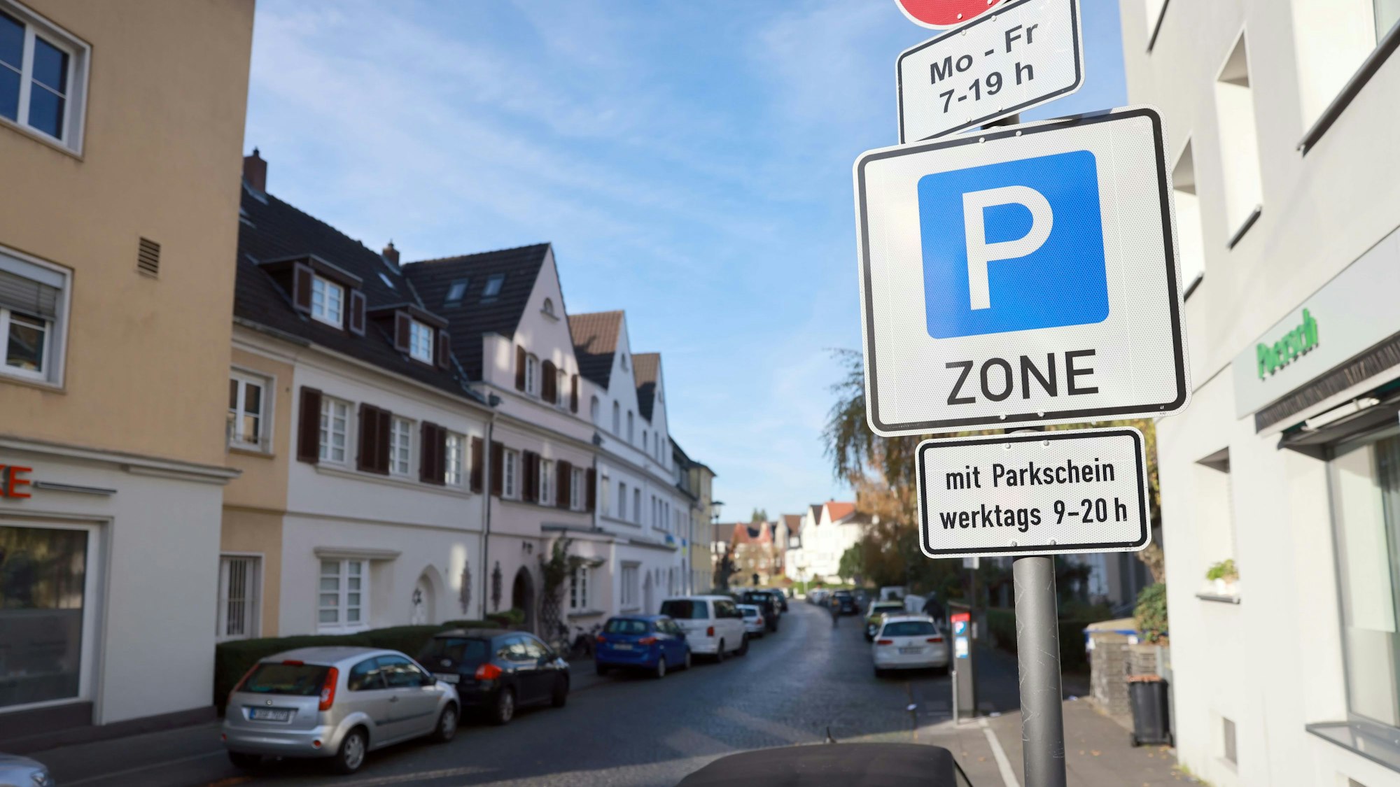 Autos parken in einer Straße in Köln.