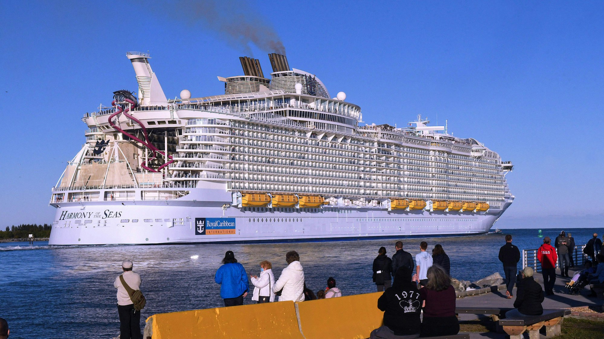Menschen beobachten, wie das Kreuzfahrtschiff „Harmony of the Seas“ aus Port Canaveral ausläuft.