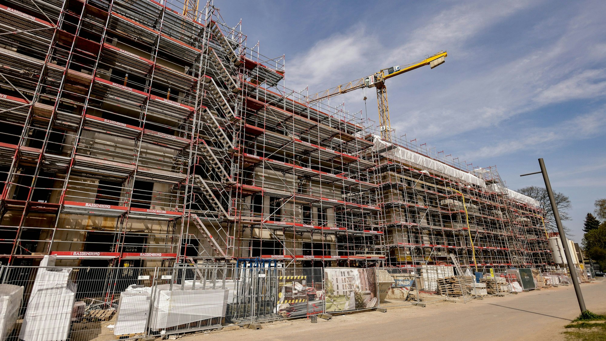 Neubauwohnungen entstehen auf einer Baustelle in Hamburg. Laut einer Studie könnten auch Büros in Metropolen umgewandelt werden, um so viel neuen Wohnraum zu schaffen. (Symbolbild)
