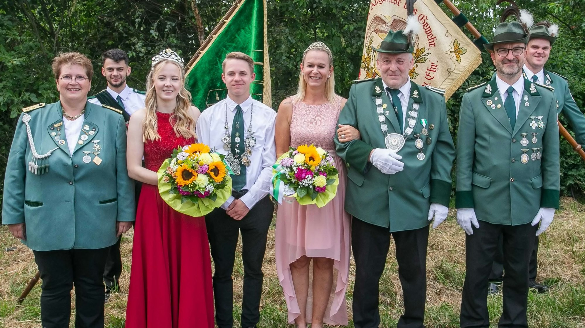 Die neuen Würdenträger mit der Vereinsvorsitzenden und Fahnenträgern.