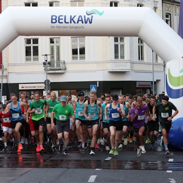 Läufer starten auf dem Gladbacher Stadtlauf im September 2022.