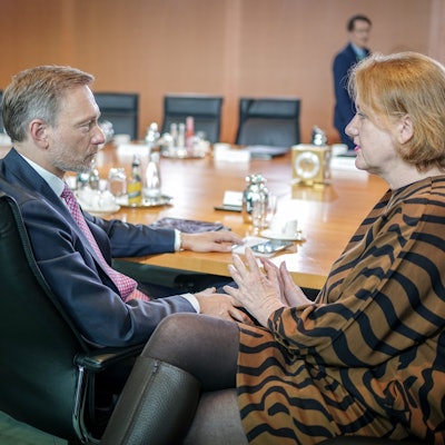 Christian Lindner (FDP), Bundesminister der Finanzen, und Lisa Paus (Bündnis 90/Die Grünen), Bundesministerin für Familie, Senioren, Frauen und Jugend, haben sich auf einen Sparplan geeinigt. Glücklich scheint insbesondere die Familienministerin damit allerdings nicht. (Archivbild)