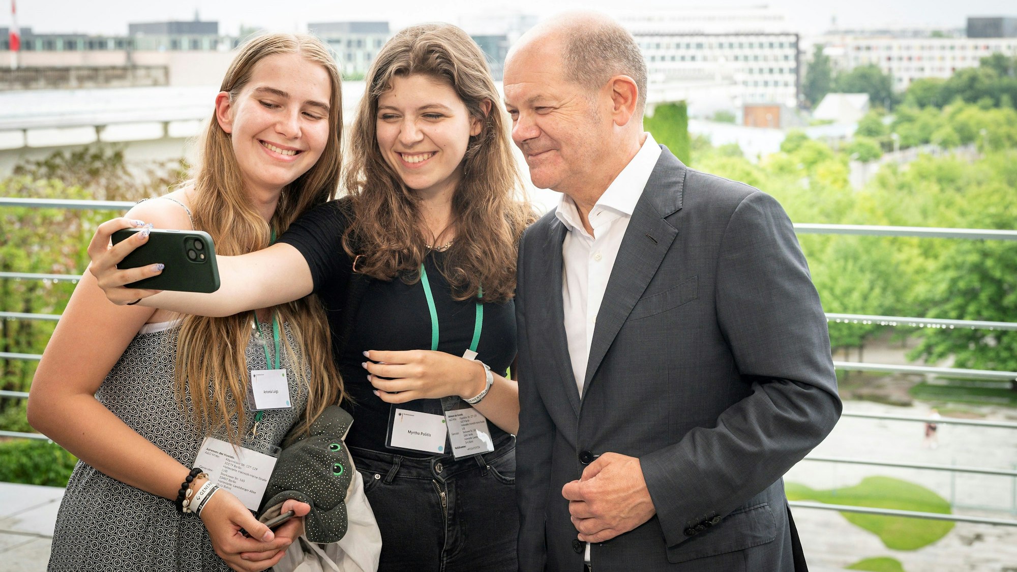 Antonia Luigs und Myrtho Politis machen ein Foto mit Bundeskanzler Olaf Scholz.
