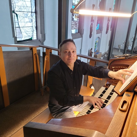 Das Foto zeigt den Kirchenmusiker an der Orgel in der Kirche St. Marien in Köln-Kalk.