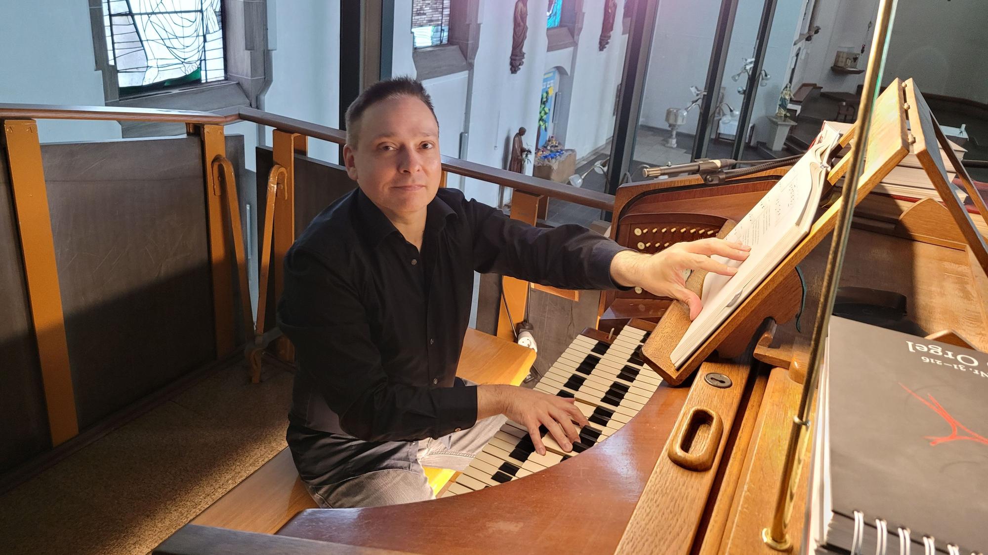Das Foto zeigt den Kirchenmusiker an der Orgel in der Kirche St. Marien in Köln-Kalk.