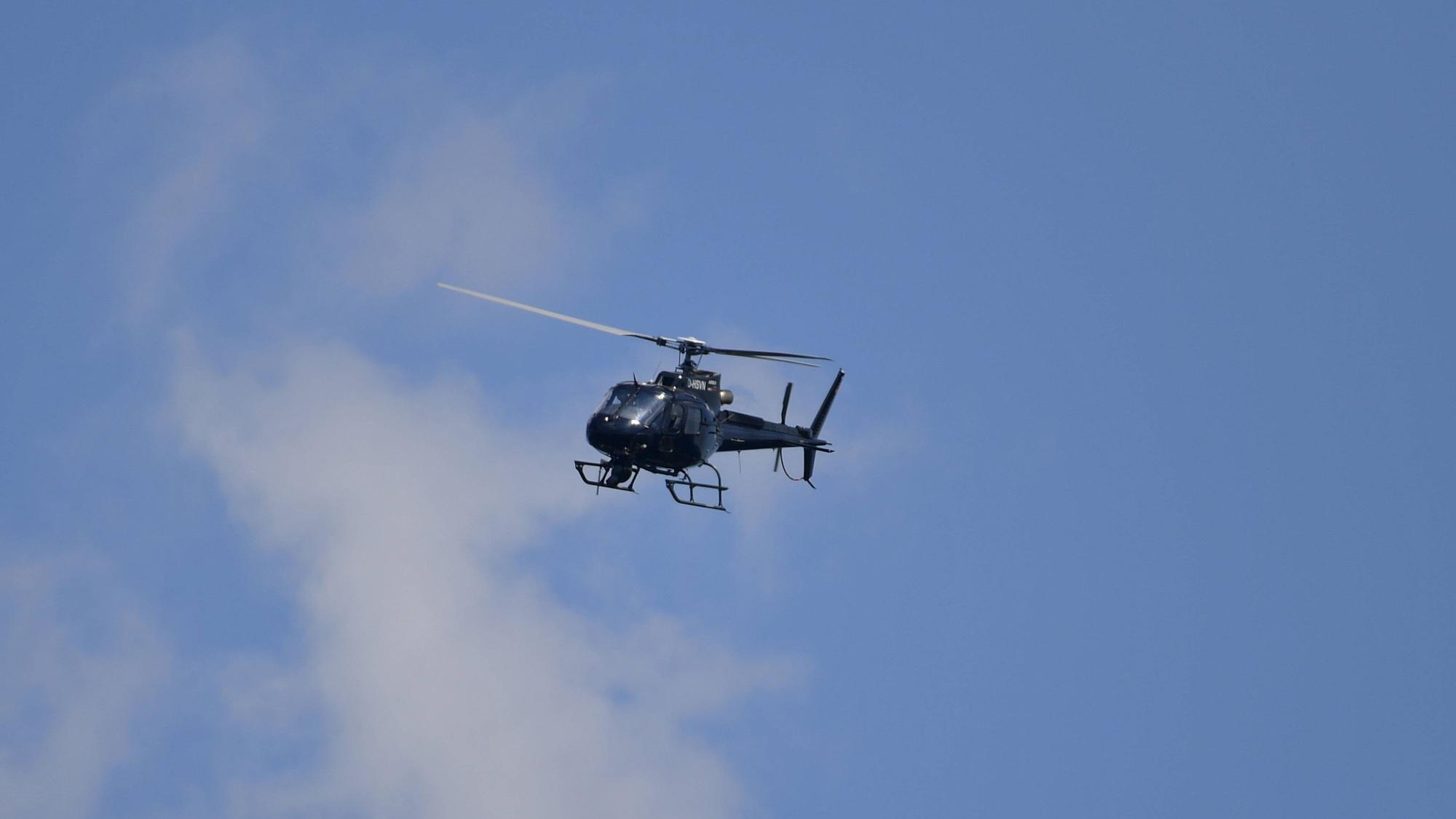 Ein Hubschrauber fliegt in der Luft. (Symbolbild)