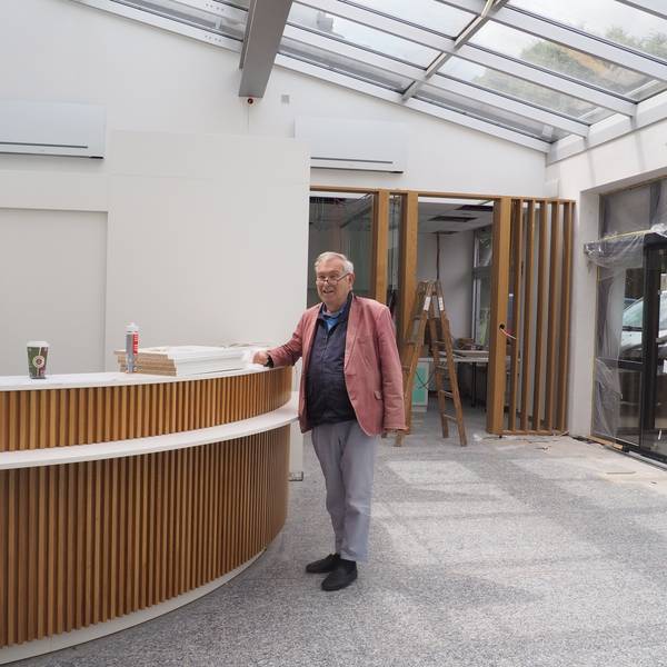 Das Bild zeigt Dr. Franz-Georg Rips im neugestalteten Klinikfoyer