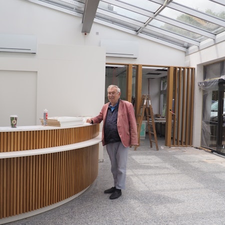 Das Bild zeigt Dr. Franz-Georg Rips im neugestalteten Klinikfoyer