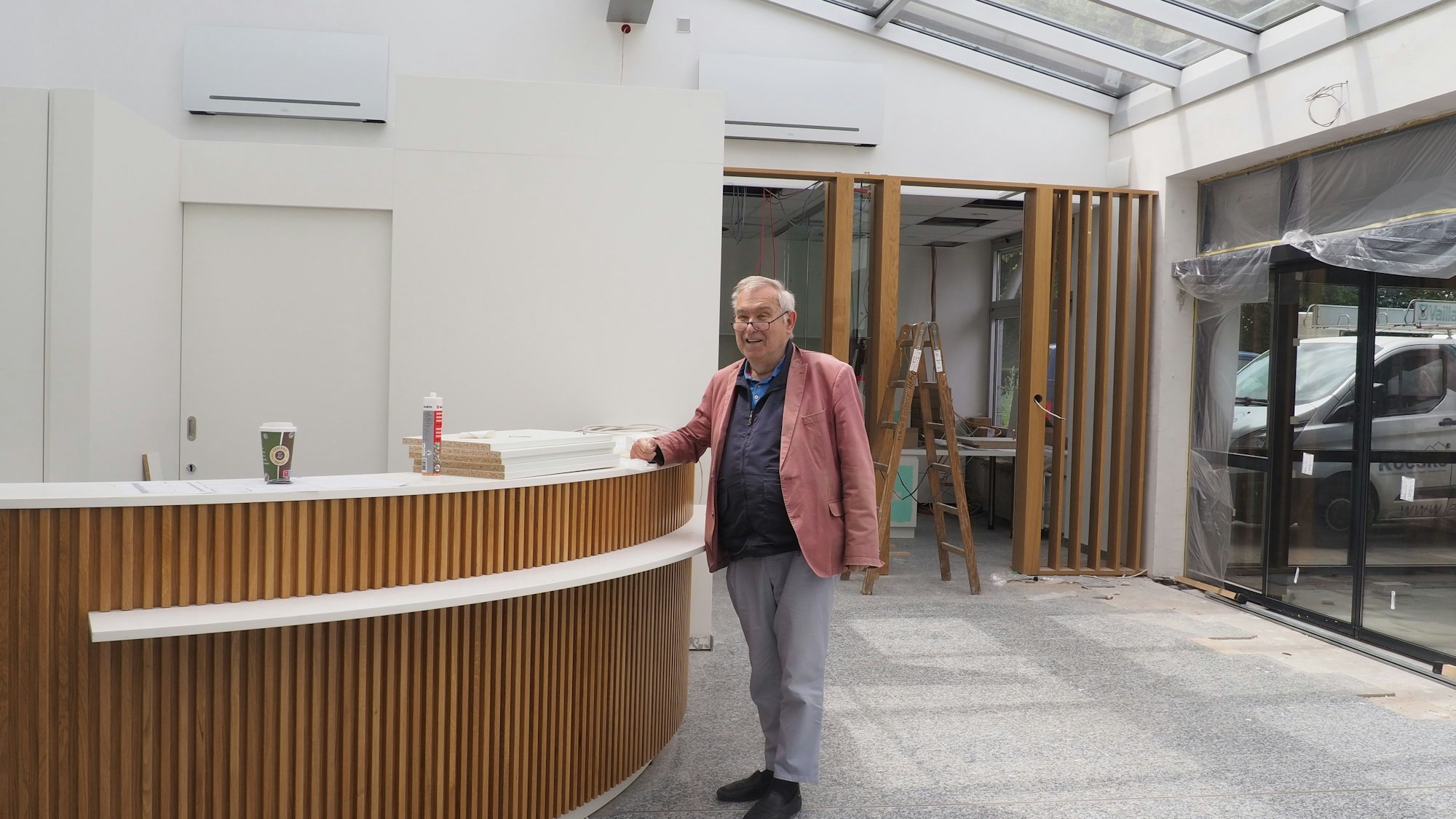 Das Bild zeigt Dr. Franz-Georg Rips im neugestalteten Klinikfoyer