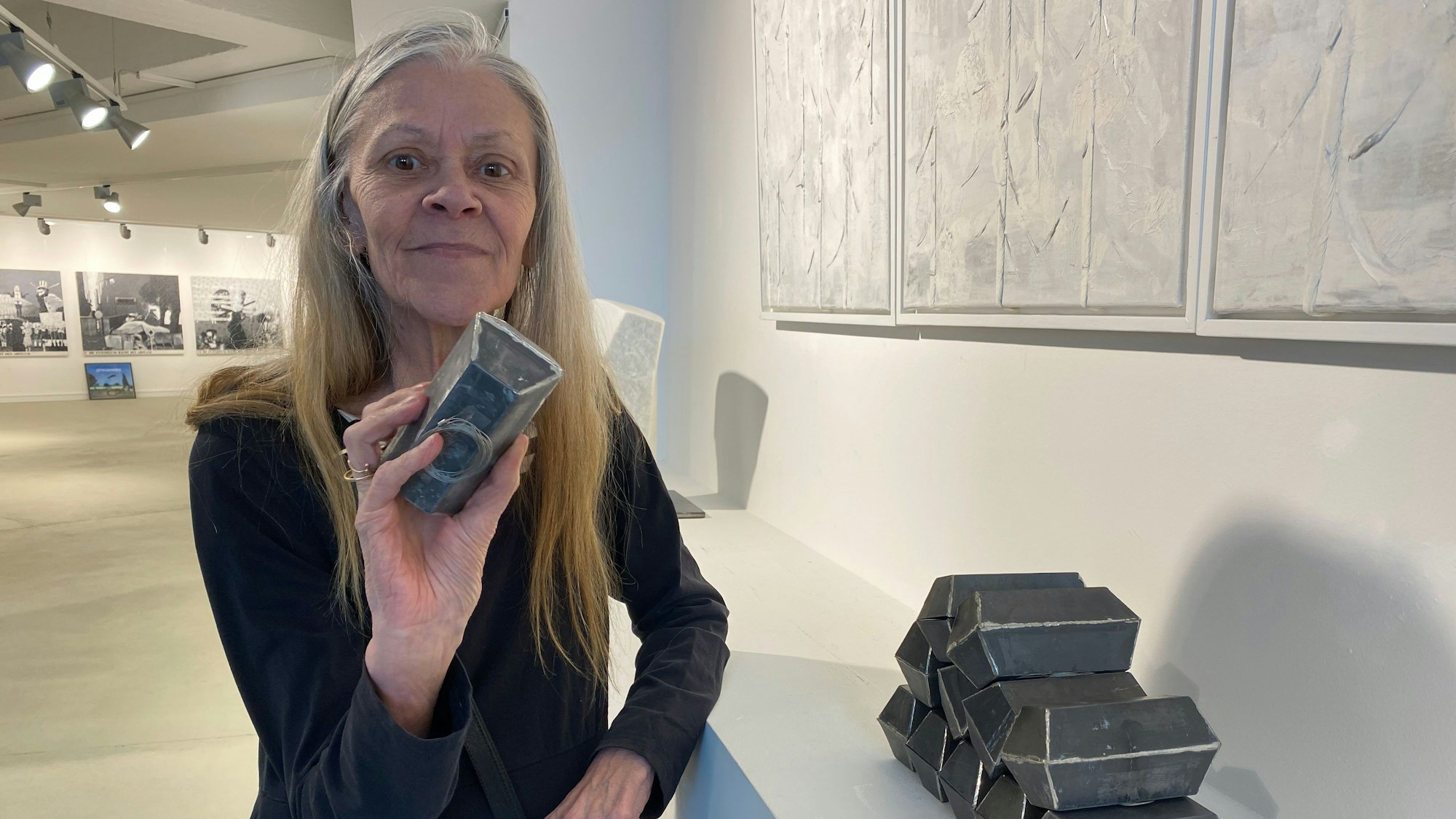 Maria Schätzmüller-Lukas bei der Ausstellung "zwanzigzwanzig" im Basement 16