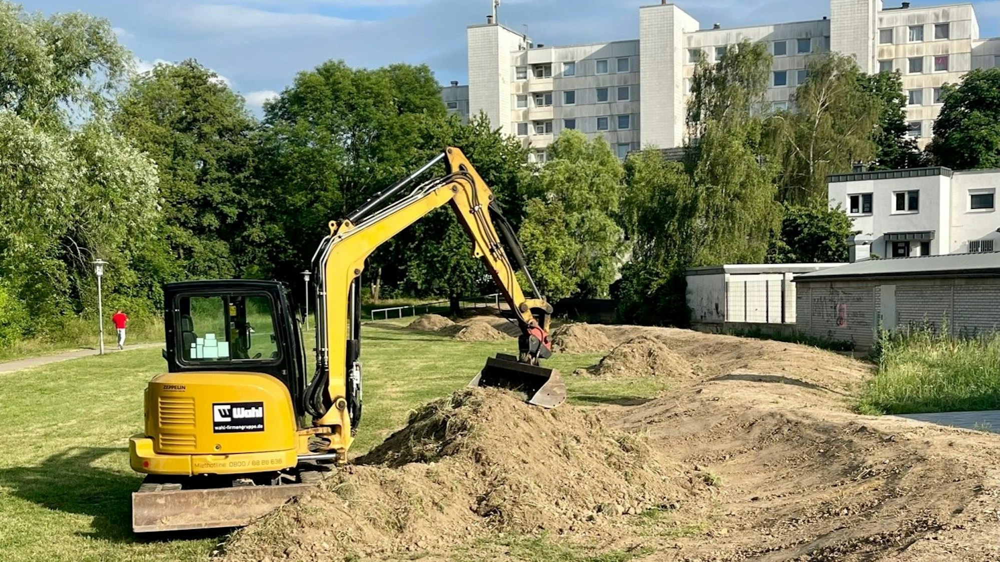 Meckenheim, Hochwasserwall in der Swistbachaue, ein Bagger arbeitet dort