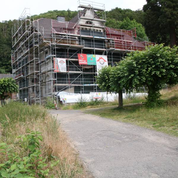 Ein Gebäude mit Baugerüsten.