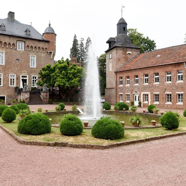 Der Hof von Schloss Loersfeld.